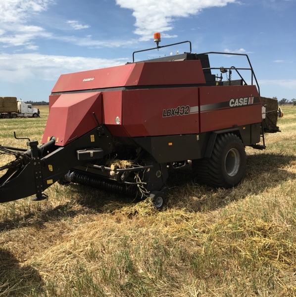 Case LBX 432 baler