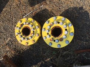 JOHN DEERE OUTTER DUAL HUBS 