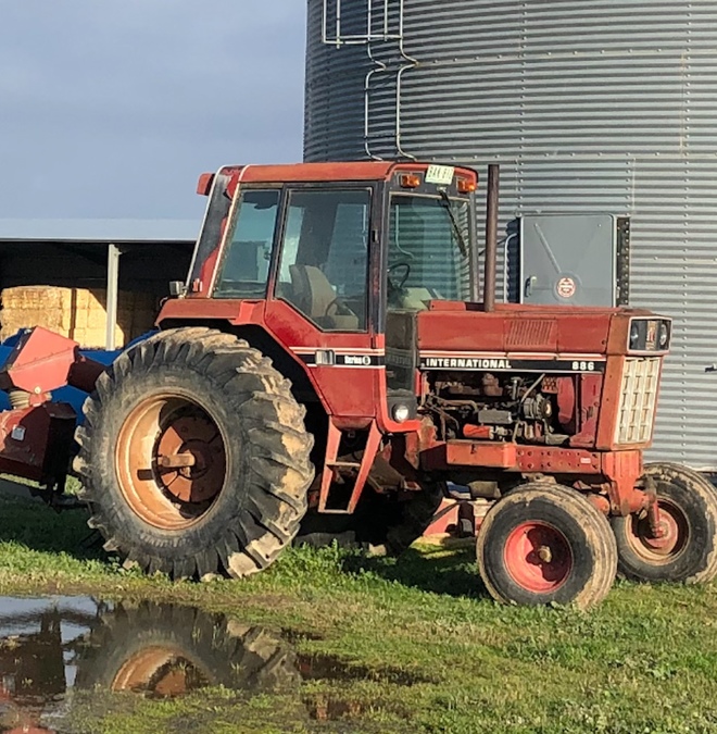 International 886B Tractor