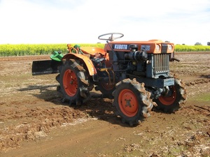Kubota B7100 Tractor