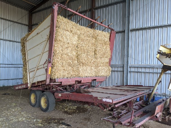 New Holland 1038 Bale wagon