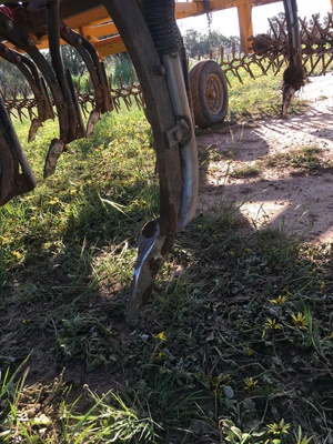 International 511 Combine with Alan Johns undercarriage