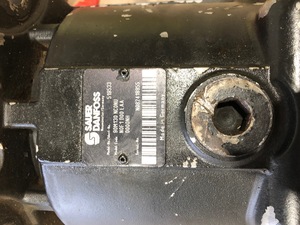 new holland CR970 hydrostat gearbox drive motor case 8010