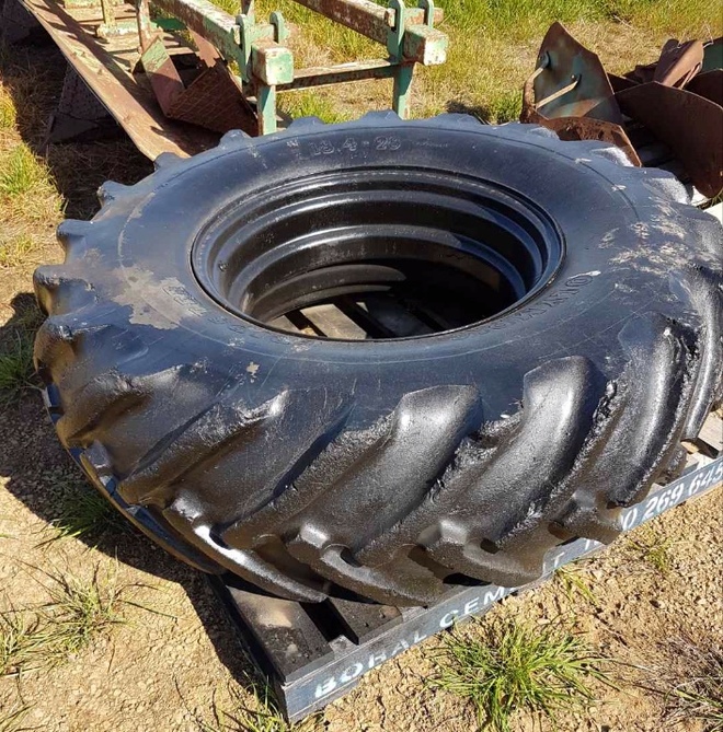 18.4 x 28 Tractor Tyre & Rim