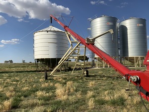 Farm King 1070 Swingaway Auger
