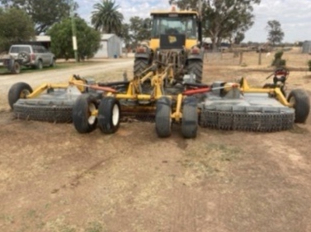 Superior folding wing slasher/mulcher
