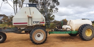 Flexicoil 820 Airseeder + Flexicoil 1110 Air Cart + Liquid Cart