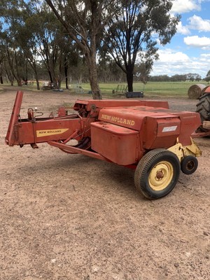 NEW HOLLAND 275 Baler