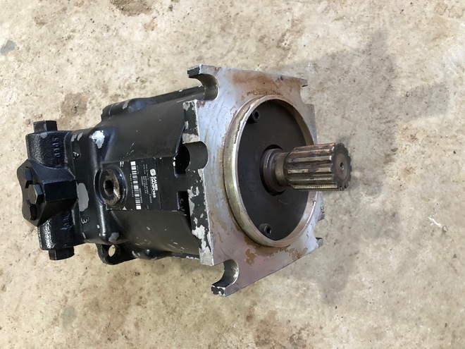 new holland CR970 hydrostat gearbox drive motor case 8010