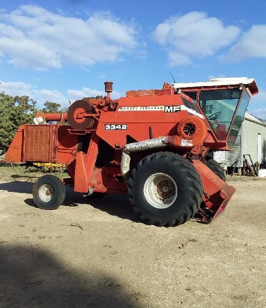 Massey Ferguson 3342 Self Propelled Header with 18ft Closed Front