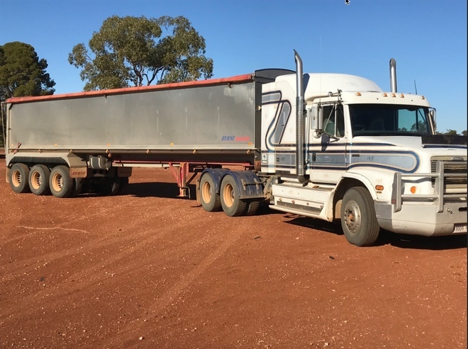 Freightliner Business Class 2000 Prime Mover