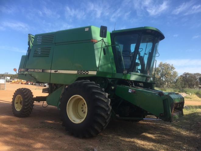 JOHN DEERE 9600 WITH 30 FOOT FRONT