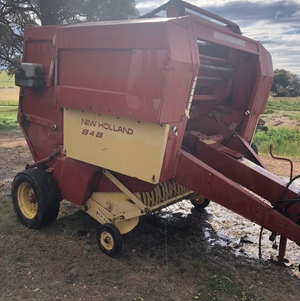 New Holland    848  baler