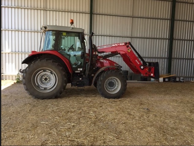 2014 Massey Ferguson 5611 Tractor with FEL 