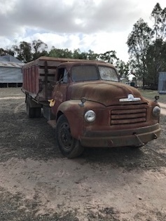 Bedford truck / price negotiable 