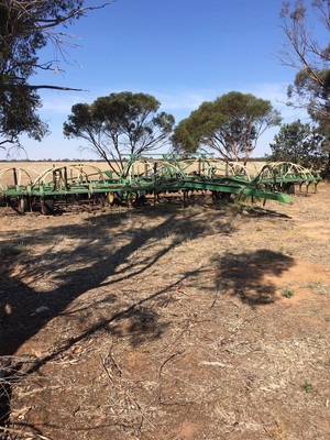 Forward or Chamberlain air seeder bar