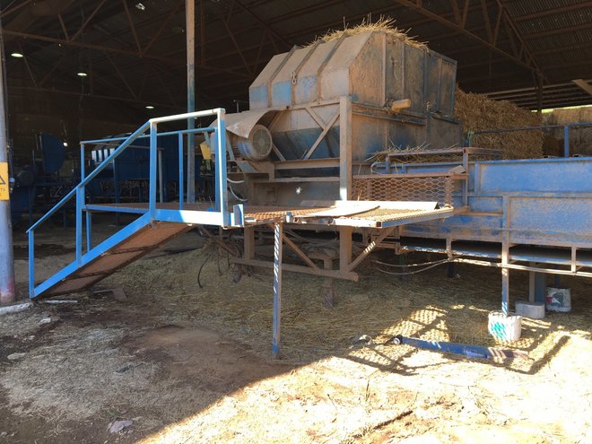 Large Bale Teaser and Conveyor