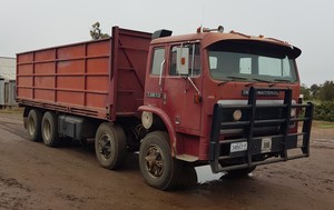International T2670 tray truck