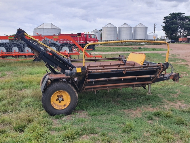 Boomerang Bale Feeder