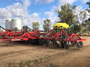 12m Horwood Bagshaw PSS Bar with John Deere 1910 Air Cart