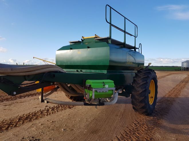 Simplicity seeder & Horwood Scaribar