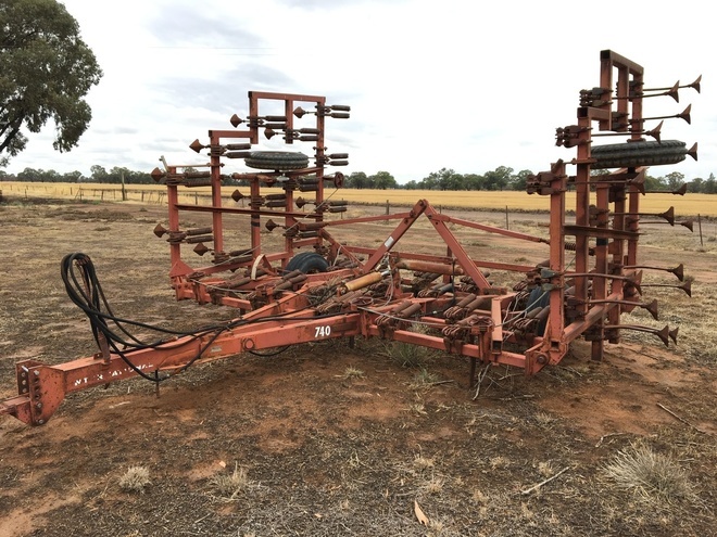 WANTED International 740 Folding Wing  Scarifier