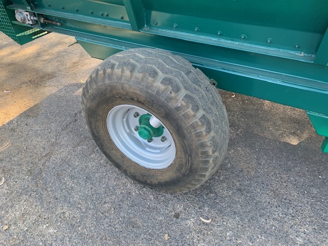 SOLD - Under Auction  - Seymour 4500 Spreader - 1000 wide Chain Floor.  4.5 cubic metre capacity. - 2% Buyers Premium on all lots