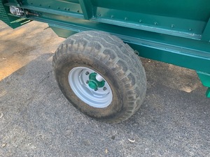 SOLD - Under Auction - Seymour 4500 Spreader - 1000 wide Chain Floor. 4.5 cubic metre capacity. - 2% Buyers Premium on all lots