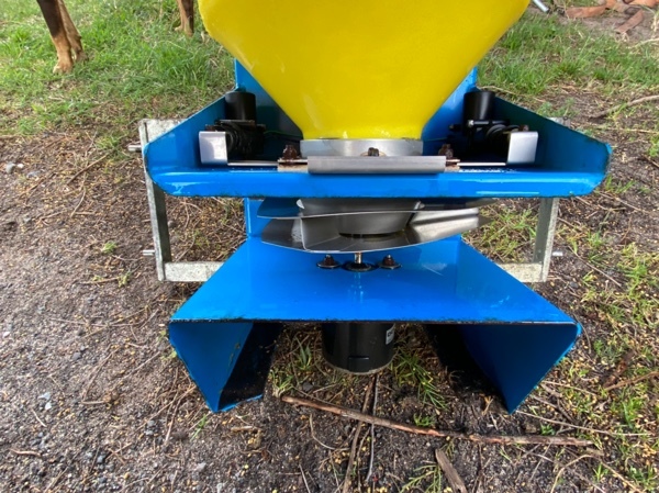 Slug master spreader 