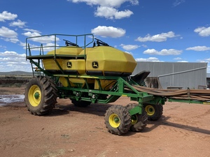 John Deere 1910 12000 Litre Triple Bin Aircart