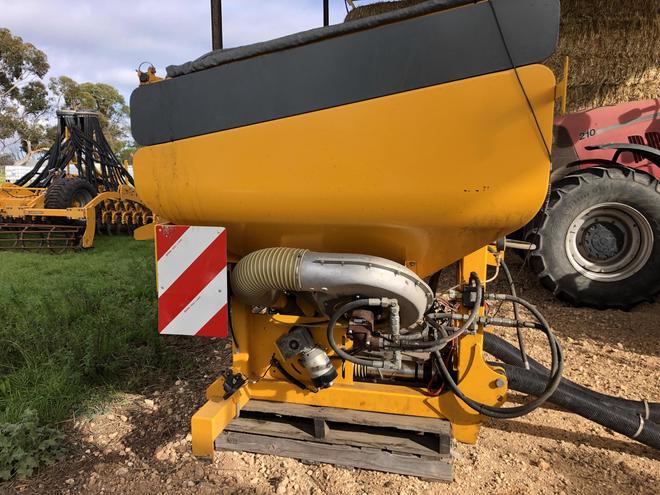 Agrisem DSF 2200 front bin