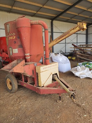 New Holland 353 Mixer