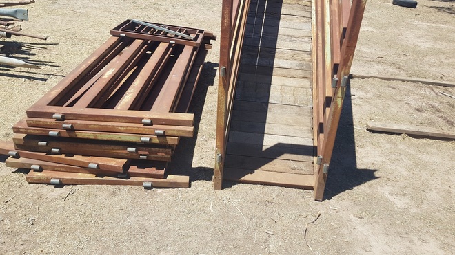 Sheep ramp and pannels 