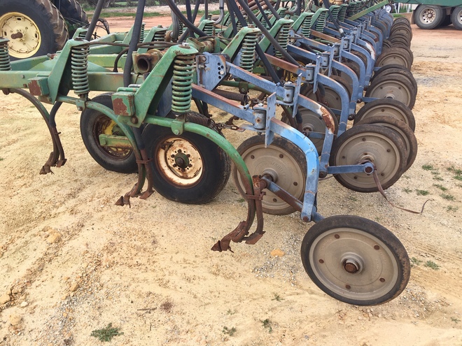 John Deere 40 Foot 12 inch space air seeder with Simplicity Air Cart.