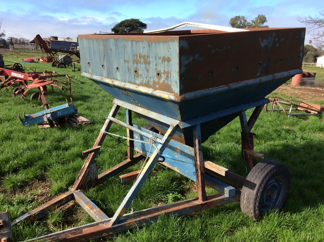 Pellet/Grain Feeder, Useable but rust in the legs