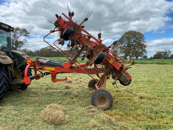 Kuhn 10.8m trailing tedder