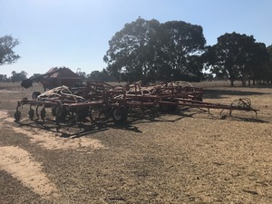 2002 Morris air seeder and cart