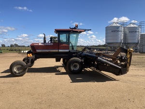 Macdon 9000 Windrower with 21ft Macdon960 draper front