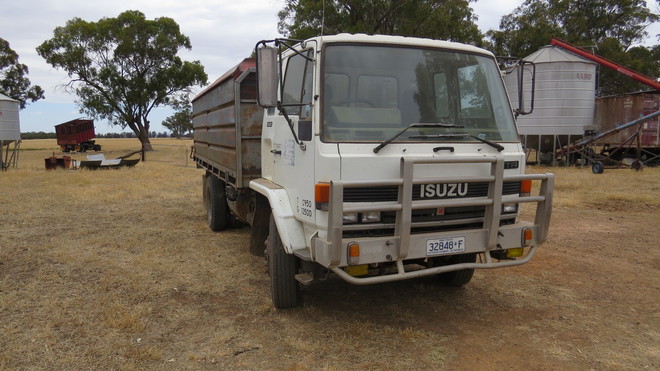 ISUZU 1988 13,500 GVM Tipper with bin & Stock Crate