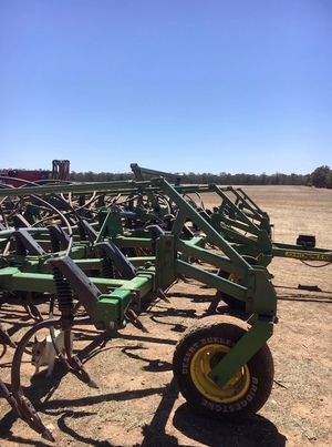 John Deere 610 Air Seeder with Flexicoil 1330 Air Cart