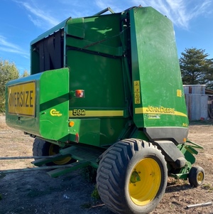 John Deere 592 round baler