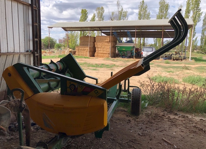 Hustler X5000 Big Square/Round Bale Feed Out Wagon