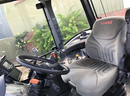 Claas Arion 420 with Stoll FEL