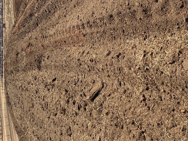 Fine / friable feedlot manure
