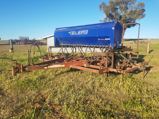  International 211 17  Tyne Scarifier With Sam Urea Hopper