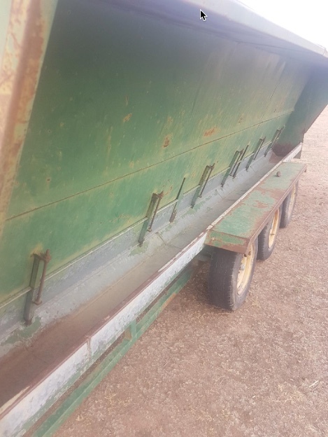 Cattle feeder on Wheels