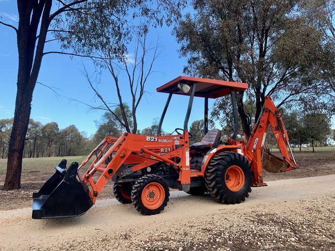Kubota B21 Backhoe / Tractors
