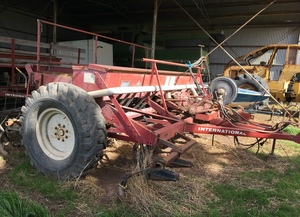 International 511 Combine 24 run with a Blower