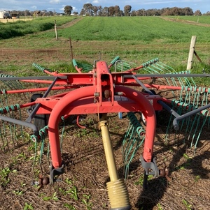 3.3mt Kverneland vicon hay rake