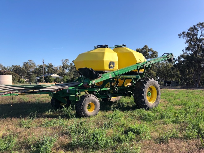 2006 John Deere 1910 2 Bin 13000L Air Cart